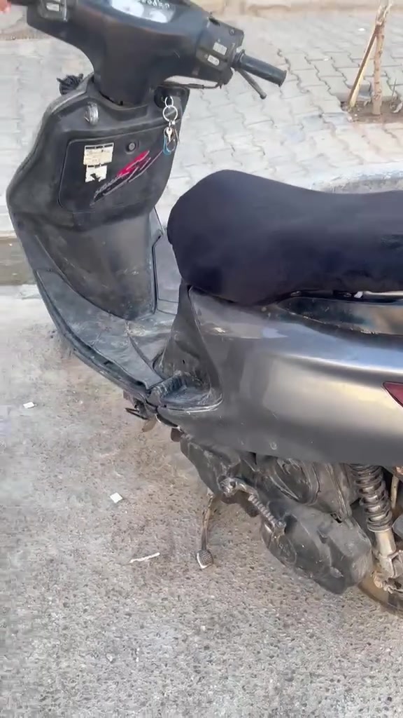 دراجة فراشة مجفت المكينة بس نضيفة مثل ما موضح تجي تشوفة تفحص على راحتك كلشي شغال بية من السلف مالتة يشتغل السعر 550 بيه مجال الطيبين العنوان البصرة گرمة علي 
رقم الهاتف ***********
***********
