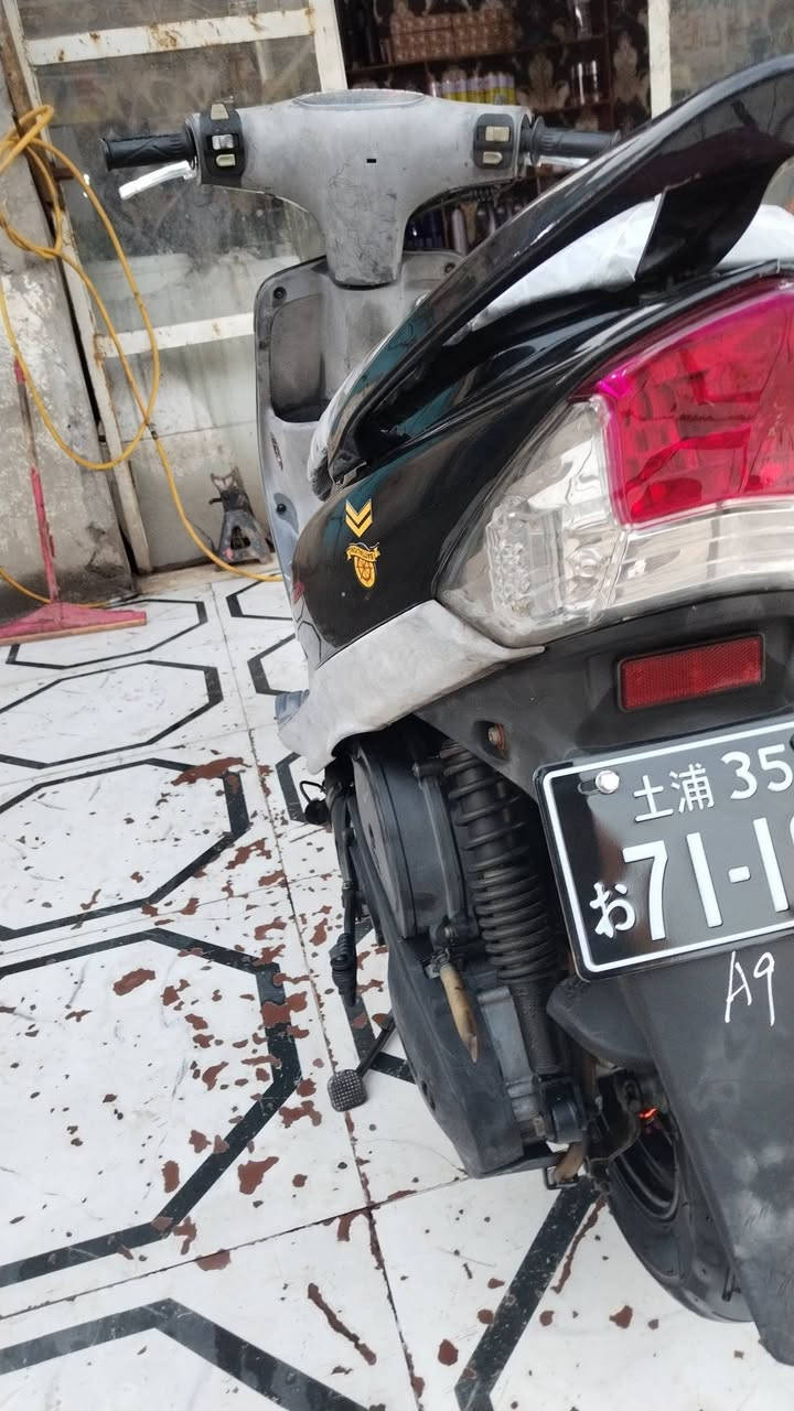 دراجه ماكس منغولي. للبيع صارله 15 يوم من طالعه من الرمبه لونه رصاصي وسويته اسود كفراته موجوده  البلاد ولدراجه عله وضع البلاد نضيفه معنه الكلمه الشراي يتفضل يتصل ***********
