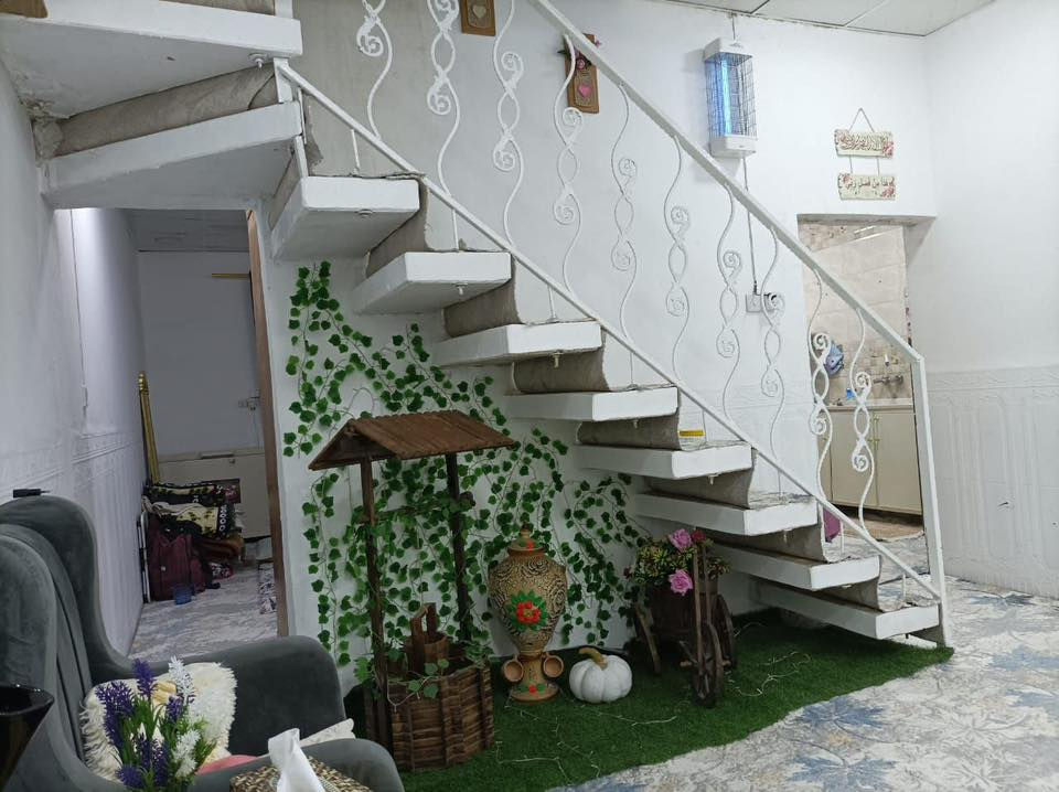 السلام عليكم دار للبيع شارع المطار القديم قرب مدرسة الجنائن الاهليه سند 25 مرقم مساحته 100 متر عريضه سعره 27 بي مجال للشراي للاستفسار ***********
