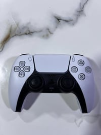 جوستك بلي 5 اصلي ما مستخدم قليل سعره 70 الف وبي مجال بسيط الرقم : 0774...