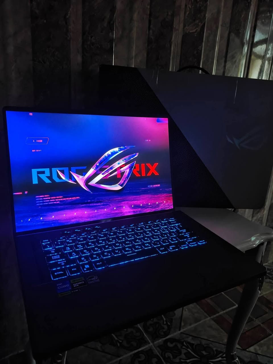 🚀 ASUS ROG Zephyrus G16 (Slim & Powerful Beast) 🚀
💻 المواصفات / Specifications / تایبەتمەندییەکان:

​CPU: Intel Core i7-13620H (13th Gen)

​GPU: NVIDIA GeForce RTX 4070 (8GB VRAM)

​RAM: 16GB DDR4

​Storage: 512GB NVMe M.2 SSD

​Display: 16.0" WUXGA (1920x1200), 165Hz, 16:10 🖥️

​Battery: 90Wh 🔋

​🇸🇦 العربية:

الجهاز مستخدم نظيف جداً وبحالة ممتازة! تصميم نحيف وأنيق مع أداء جبار للألعاب الثقيلة، المونتاج، والهندسة وبسعر مميز.

​☀️ کوردی:

لاپتۆبێکی بەکارهاتووی زۆر خاوێن و بێ کێشە! دیزاینێکی تەنک و سەرنجڕاکێش، ئەدایەکی یەکجار بەهێز بۆ یارییە قورسەکان، مۆنتاژ و ئەندازیاری بە نرخێکی گونجاو.

​☎️ للتواصل / بۆ پەیوەندی (WhatsApp & Messenger):

📞 ***********

​📍 الموقع / ناونیشان:

كركوك، بنجا علي / کەرکوک، پەنجا عەلی

​👑 Khubaib Laptops - شركة خوبيب للابتوبات
