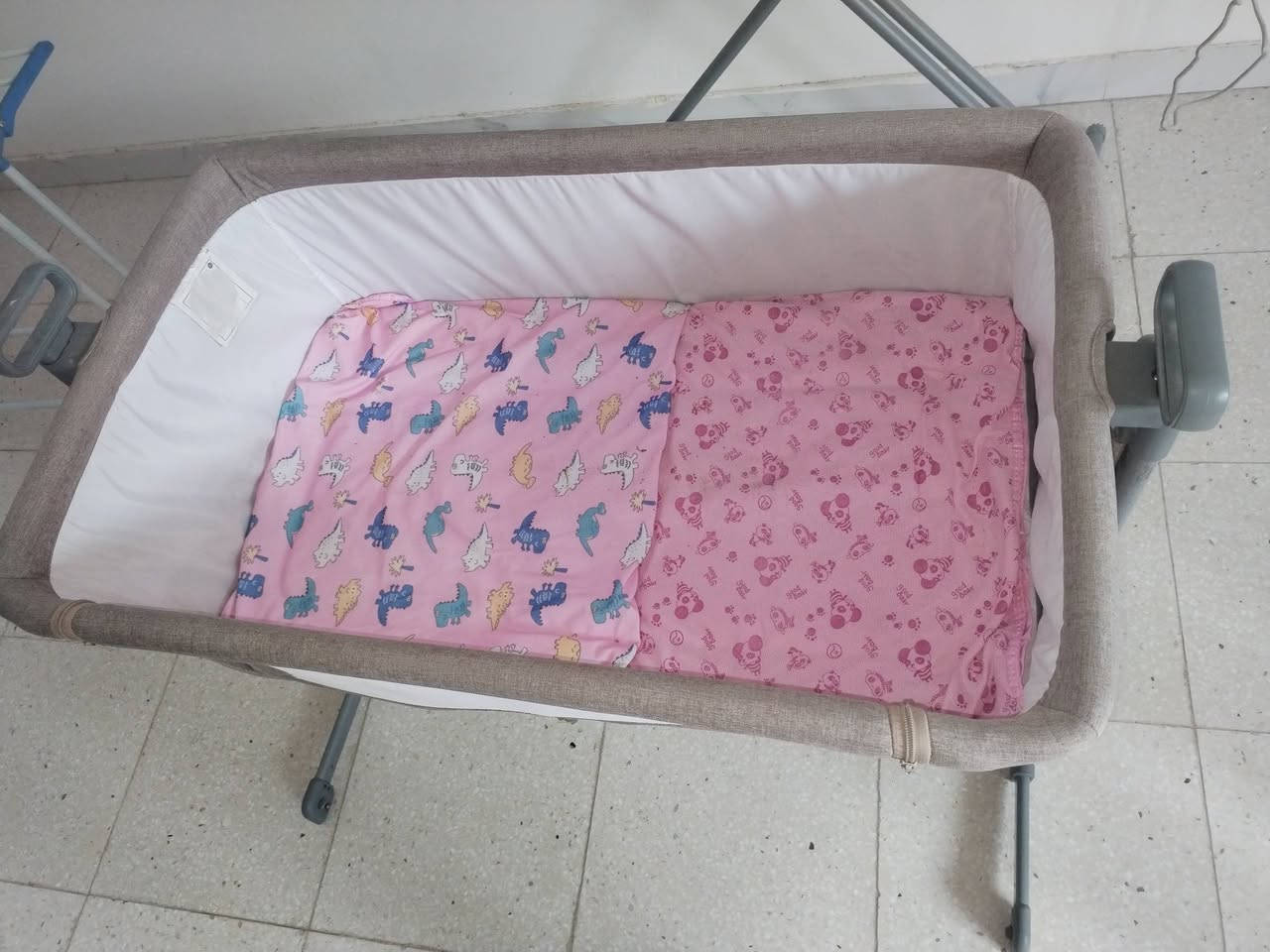 السلام عليكم
متوفر عندي سرير طفل ينفتح من جهه الام بحاله نظيفه جدا سعره ٣٥
ومرجوحه نظيفه عدا الذراع الجانبي بيه كسر مصورته سعرها ٢٥
كرسي طعام نظيف جدا سعره ١٥
مكاني بغداد حي الجهاد قرب جامع محمد رسول الله
*********** متوفر واتس
