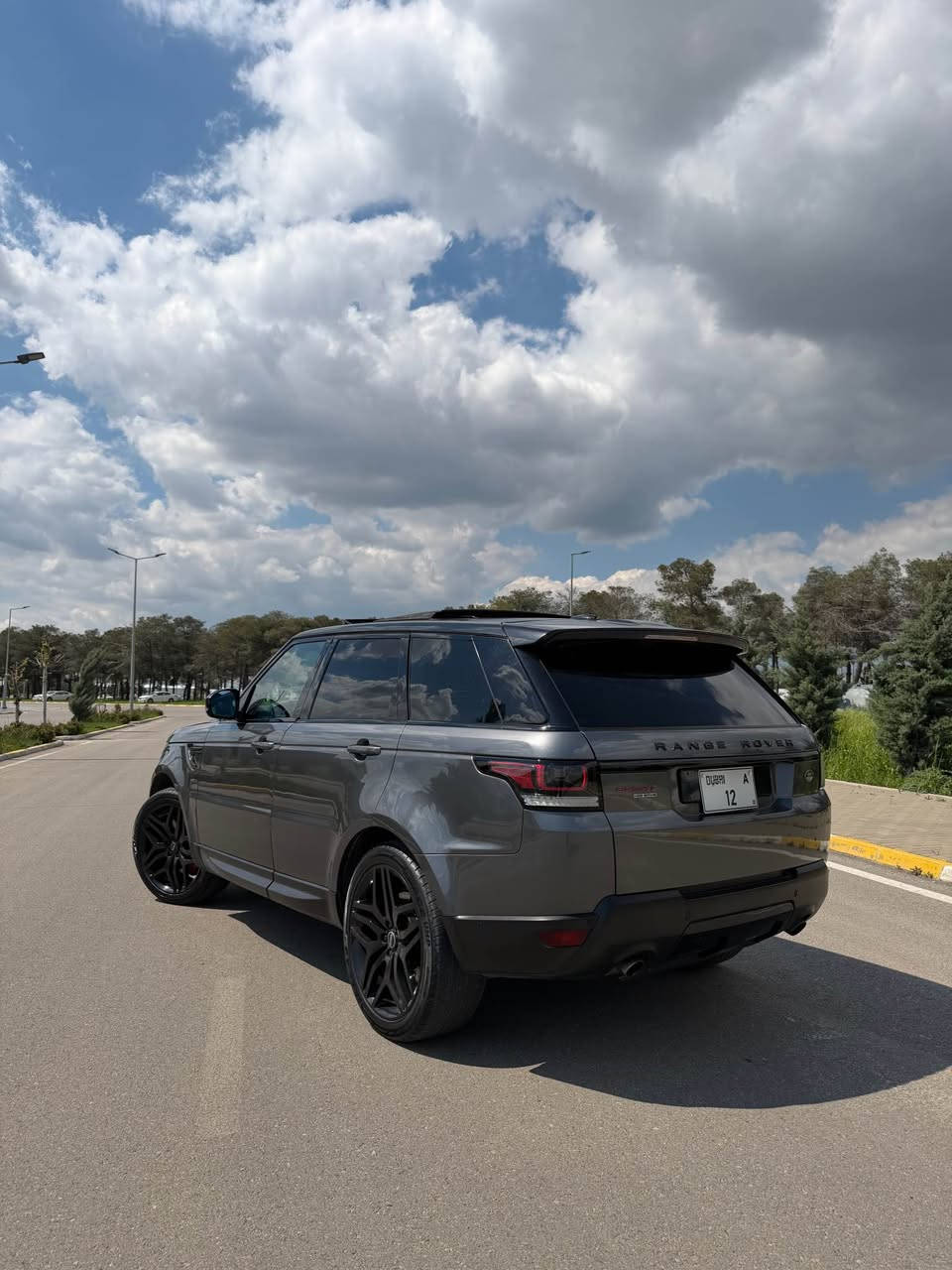 Range Rover Sport diesel 
Black edition 
مۆدێلی 2016 بێ ڕەقەم  مەکینەی ٦ پستۆنی دەبل تۆربۆی گاز مەکینە مەرغووب گاز زۆر زۆر کەم سەرف اکات
ڕەنگی نەوتی بیلادی سەقف ڕەش  - ٣ ڕیز کوشن - پانۆڕاما-
بیلادی جام ڕەش - کوشنی پێشەوە سارد و گەرم و خەزن - کوشنی دواوە هیتەر - ٣ شاشە - سوکانی کارەبای و خەزن - شەفتی سەر سوکان - دەبڵەکانی بەرز و نزم اکات -دەرگای دواوەی کارەبای - سیستەمی سەماعەی مێریدیان - 360 دەرەجە حاسە - کامێرا - ناڤیگەیشن - ئاوێنە شەفت و هیتەر - گێڕی عادی و ئۆتۆماتیک و سپۆڕت - پێنج مۆدی بەکار هێنانی هەیە 
تەنها 173 هەزار کیلۆمەتر ڕۆیشتووە
دوو بۆ سێ پارچەی تەنها پەمپە - گێڕ و مەکینەو کارەبای بەشەرت سعری 137 وەرەوەو مەجالی تیایە 
***********
لە سلێمانیم السليمانية, العراق
