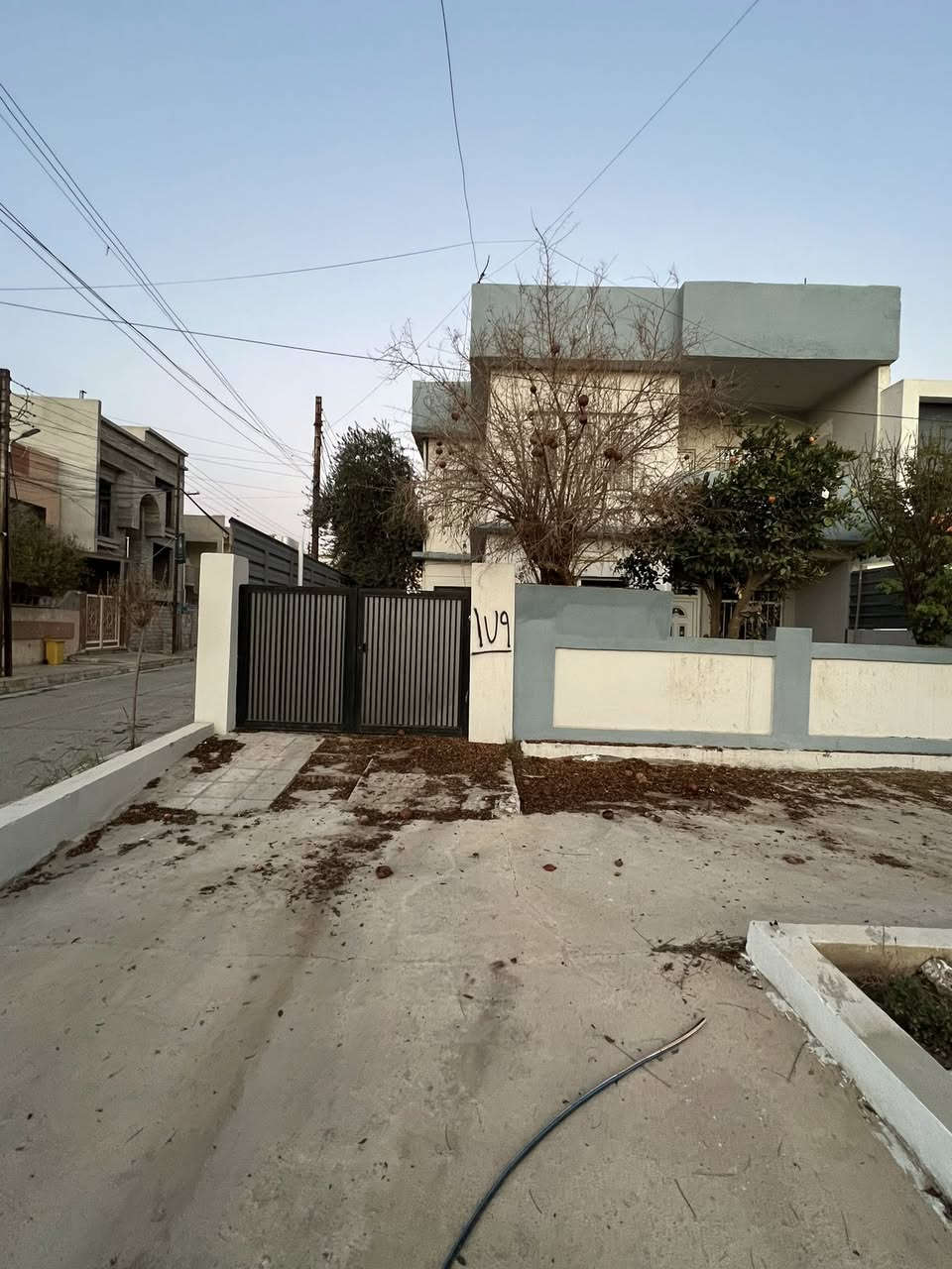 🔴دار للإيجار تجاري فقط مساحة 200 متر ركن الواجهة 10 متر✨

🔴طابقين بناء مرتب 💥

1️⃣الطابق الاول : غرفتين نوم + هول + أستقبال + مطبخ + كراج + صحيات 🚾

2️⃣الطابق الثاني : غرفتين  نوم + هول + صحيات 🚾

🔴موقع مميز جدا 💥

🌍الموقع / حي الزراعي (( سايدين لأرينا ماركت )) 🏭

للاستفسار

 ☎️ أسيا ***********

أو

☎️ كورك ***********

🌐عنوان المكتب / الموصل _ حي الزراعي قرب جسر السويس 🔥 

⏮️مع العلاف للعقار استثمارك في آمان 🌟

📌نستقبل عقاراتكم وطلباتكم العقارية .
