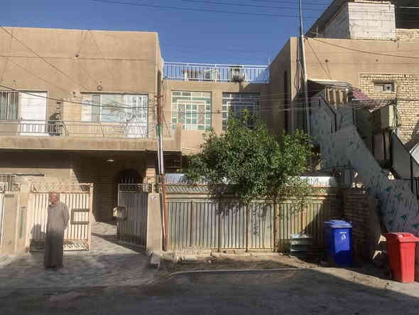 السلام عليكم  بيت للبيع العامرية الاقتصاديين مساحتة ٢٣٠ الواجهة ٨ نزال ٢٣ بي كسرات بالواجهة عدد غرف نوم ٦ عدد الحمامات ٤ يوجد غرفة استقبال مساحتة ٦ في ٥ متر وغرفة سويت كامل  وكراج يستقبل سيارة بحجم ستاركس وحديقة جيدة الموقع الاقتصاديين الاستفسار ***********
