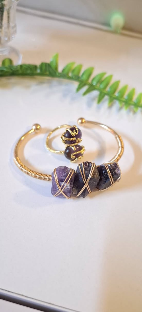 💜 حجر الجمشت (Amethyst) 💜
حجر كريم بلونه البنفسجي الملكي، معروف من أقدم العصور بجماله وطاقة الهدوء اللي يحملها.

يُعد من عائلة الكوارتز، وكل ما كان لونه أعمق وأنقى كل ما كانت قيمته أعلى.

يساعد على تهدئة الأعصاب وتخفيف التوتر والقلق
يعزز صفاء الذهن والتركيز
مفيد للتأمل والراحة النفسية
يُقال إنه يبعد الطاقة السلبية والحسد
يقوّي الإحساس الداخلي واتخاذ القرار

يمنح شعور بالسكينة والسلام
يقلل العصبية وتقلب المزاج
يساعد على نوم أعمق وأهدأ

🔥🔥سعر السيت كامل 15,000 فقط 🔥🔥

توصيل بسماية 1,000


**إذا كنت صاحب هذا الإعلان وتريد حذفه لأي سبب، رجاءا أرسل رسالة إلى الدعم الفني**