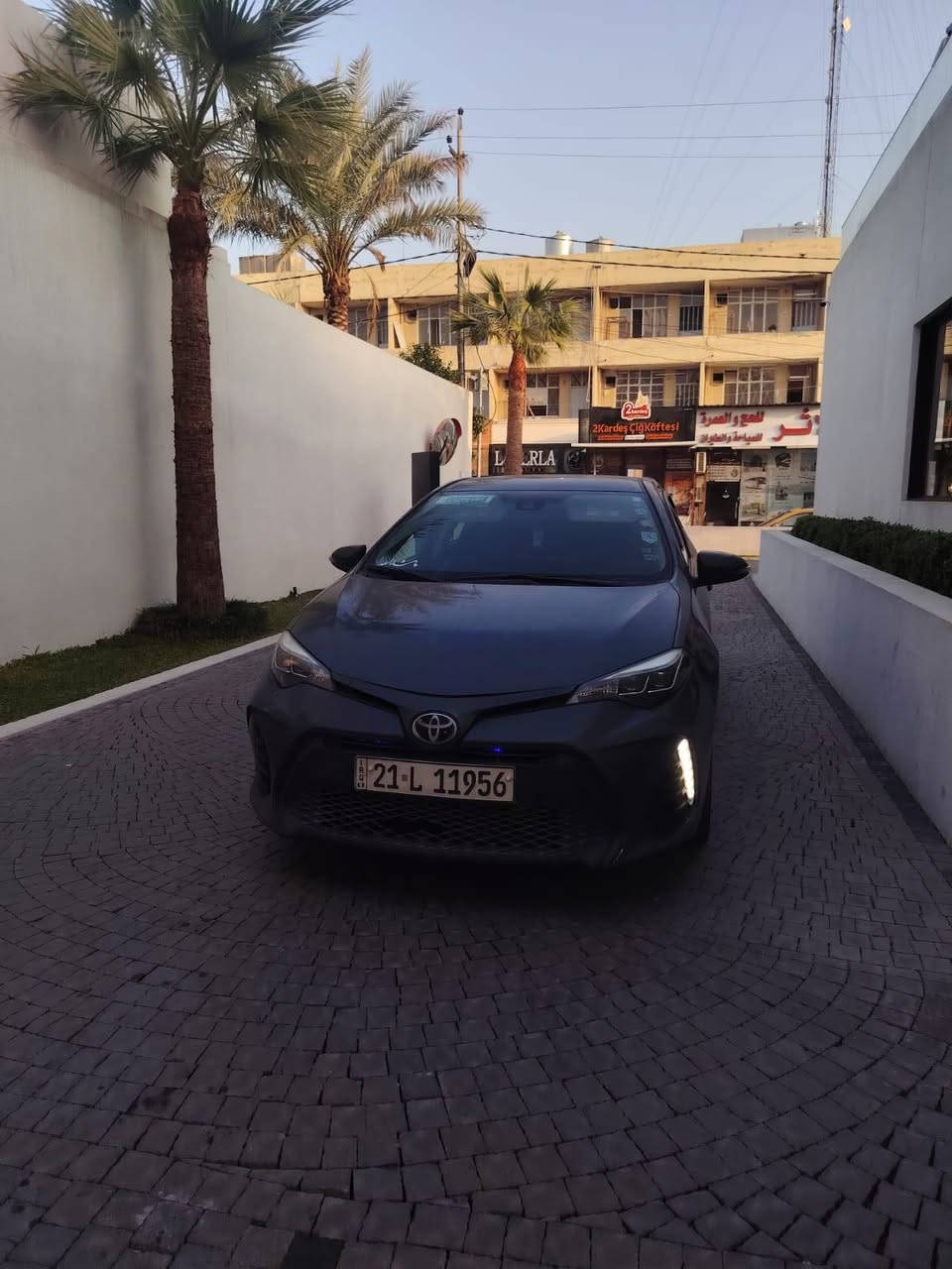 كورلا 2018 se بيها بس جاملغ خلف السايق وحالوب خفيف جدآ بلسقف بجم كبس رادار حجر صالنصه بلاد كير ومحرك بشرط سياره ماشيه 145 بسمي دفتر بانزين كامله
السعر 133. بس مجال 
*********** كركوك, العراق
