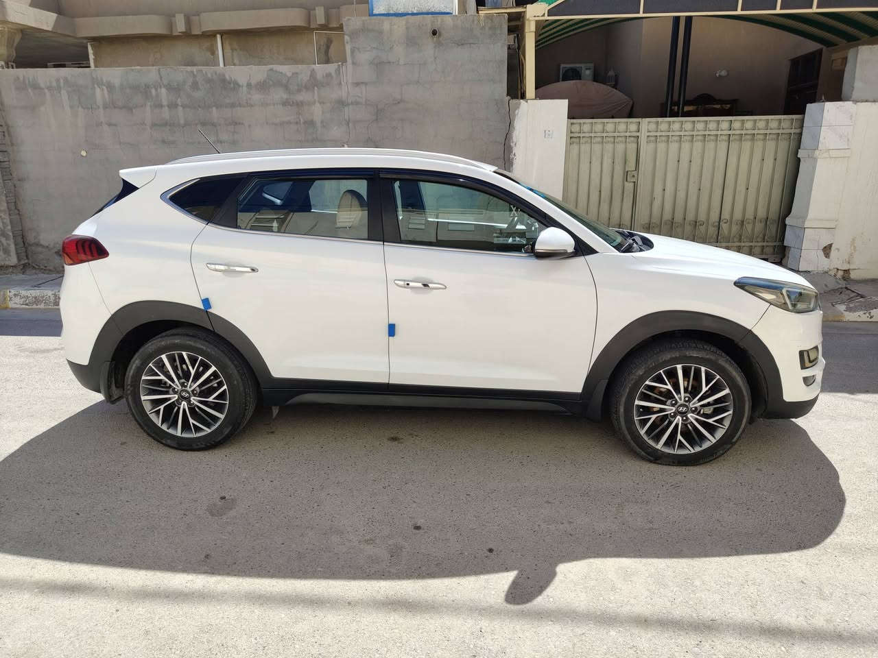 🚘 للبيع | هيونداي توسان خليجي 2019
🔹 الموديل: 2019
🔹 المنشأ: خليجي
🔹 رقم التسجيل: بغداد
🔹 الوكيل: شركة الكَاصد
🔹 الفئة: فل مواصفات (عدا فتحة السقف البانوراما)

✅ حالة السيارة:

- سيارة نظيفة وجاهزة للاستخدام، ولا تحتاج أي مصروف.
- سنوية جديدة، ورقم جاهز، وإجراءات نقل الملكية شرط التحويل

📌 حالة الهيكل:

- صبغ في مقدمة البنيد (خشم البنيد) بسبب تقشير فقط، مع وجود تكحيل، وباقي الهيكل بحالة ممتازة.

⭐ المواصفات:

- نظام ترحيب بالسائق.
- 3 أوضاع قيادة.
- دخول ذكي (بصمة للأبواب).
- تشغيل بصمة.
- سقف حديد (بدون بانوراما).
- داخلية جلد باللون البيج.
- مرايا شفط.
- حساسات أمامية وخلفية.
- كاميرا خلفية.
- تحكم من المقود.
- منظومة زينون.
- 5 عدسات.
- كشنات كهربائية 
- تبريد ثنائي قطعتين
- محرك 2000دوش
- الممشى: 180,000 كم.

💰 السعر المطلوب: 17,800 دولار، وقابل للتفاوض بالمعقول بعد المعاينة.

📍 الموقع: الأنبار / الفلوجة

📞 للاستفسار: ***********
