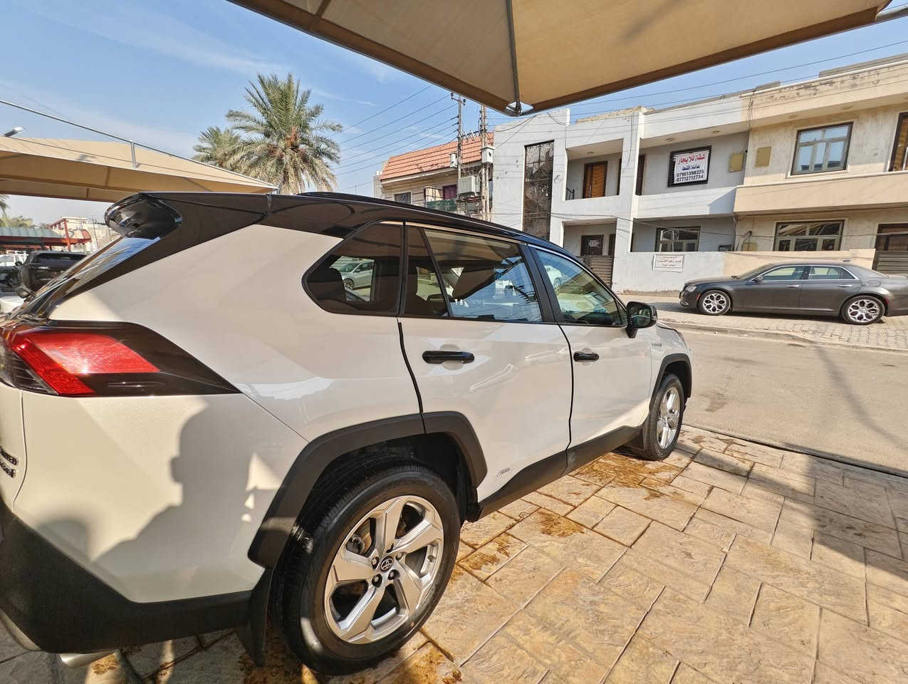 السلام عليكم
تيوتا راف 4 هايبرد موديل 2021 فول لمتد 1/1 اعلى فئة بالراف للبيع رقم بغداد باسمي تحويل ثاني يوم
وارد امريكا حادث دعامية ومبدل اصلي 
وبابين كلير جهة عكس السايق 
السيارة نظيفة جدا وبحالة ممتازة 
ماشية 75000 ميل 
مواصفات السيارة 
كاميرات 360ْ
كاميرا امامية + خلفية + جانبية + كاميرا بالمرايا 
رادارات امامي خلفي جانبي 
حساسات امامي خلفي جانبي 
قيادة ذاتية 
تبريد منفصل امامي وخلفي 
كشنات جلد 
كشنات تدفئة تبريد المقاعد الامامية والخلفية 
خزن الكشنات ميموري 
كشن كهرباء
حساس توقف امامي front parking sensor
حساس توقف خلفي assist parking sensor
عداد السرعة ديجتال 
شاشة كبيرة 9 انش 
فور ويل AWD 
ثلاث وضعيات للقيادة eco + normal + sport
اشاير بالمري + نقطة عمياء 
لايت زينون بلادي + حاجب لد 
فتحة بالسقف 
اشاير ترحيب
انارة داخلية محيطية 
دخول ذكي + خمس بصمات بالابواب 
جنطة كهرباء تفتح بحساس الرجل 
ستستم صوت 8 سماعات JBL 
وهواي بعد مواصفات نسيت اذكرهن 
السيارة بحالة ممتازة 

مكان السيارة بغداد حي الجامعة 
للاستفسار الاتصال *********** متواجد واتس اب 
بيع فقط بدون مراوس 
رجاءا اخوي الي مو شراي لا يكسر بالسيارة 
مع جزيل الشكر والتقدير
