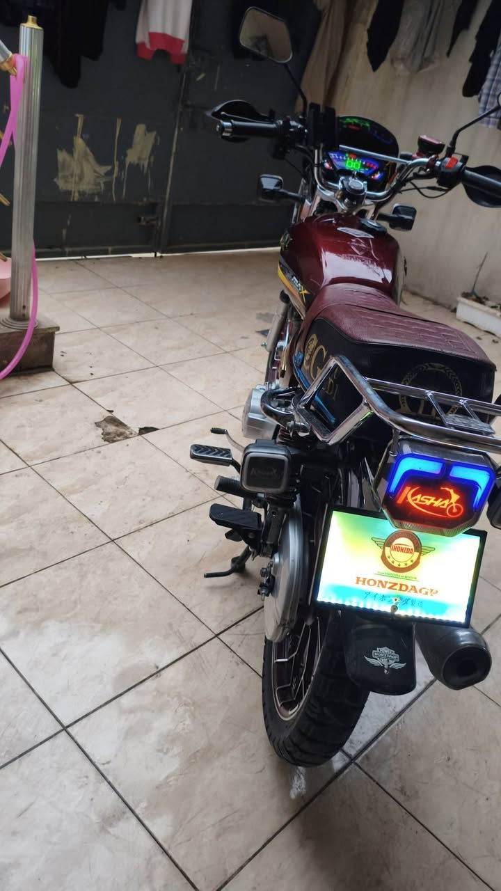 سافين هونزده محرك 200cc
مميزات الدراجه
بريك ABS يعني بريك امامي مايتزحلق امان 100/100
سماعه بل عداد بلاتوث فول صوت واغاني
دراجه موديل 2025 منفيس اصلي شرط الوكاله
مكينه كبس برغي ماناقصها دراجه فقط بانزين ودهن داريها تمشي ويا مثل للساعه ***********

سعر 730 وبي مجال
