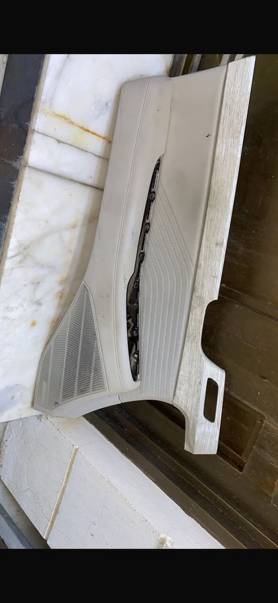 لام عليكم ابطانه باب السائق بلسايد للبيع قيم واخذ 
***********
