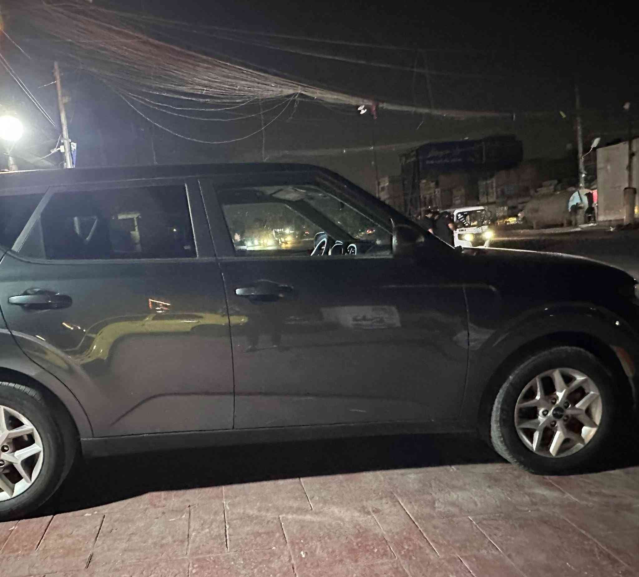 🚗 كيا صول LX موديل 2024 للبيع 🚗
 المحرك: 2000 دوش (اقتصادي وقوي جداً)
 الحالة: دخول جديد للعراق (بدون رقم - فحص مؤقت فقط)
ماشية 47 ألف 
 الحادث (مرفق): سطحي بسيط (دعامية وباب صندوق خلفي فقط)
✨ المواصفات والأنظمة:
 رادار أمامي + رادار خلفي
 أنظمة أمان متكاملة (الحفاظ على المسار وتنبيه الاصطدام)
 شاشة كبيرة.
 كاميرا خلفية دوارة 
 بصمة سويج.
📍 مكاني : بغداد - الحبيبية
📞 للتواصل: ***********
