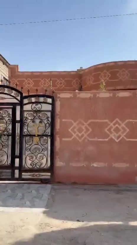 السلام عليكم متابعينه الكرام 
يوجد بيت لبيع 
المساحه ٢٢٠ 
الجنس العقاري وقف سني 
يتكون البيت من غرفتين وصاله ومطبخ وصحيات ودوانيه وكراج وحديقه 
السعر ٦٥ مليون وقابل لتفاوض 
الموقع البصره ابو الخصيب طريق الوسطي 
لتواصل والاستفسار الاتصال 
*********** 
مكتب عقارات 
سيد رضا المكصوصي
