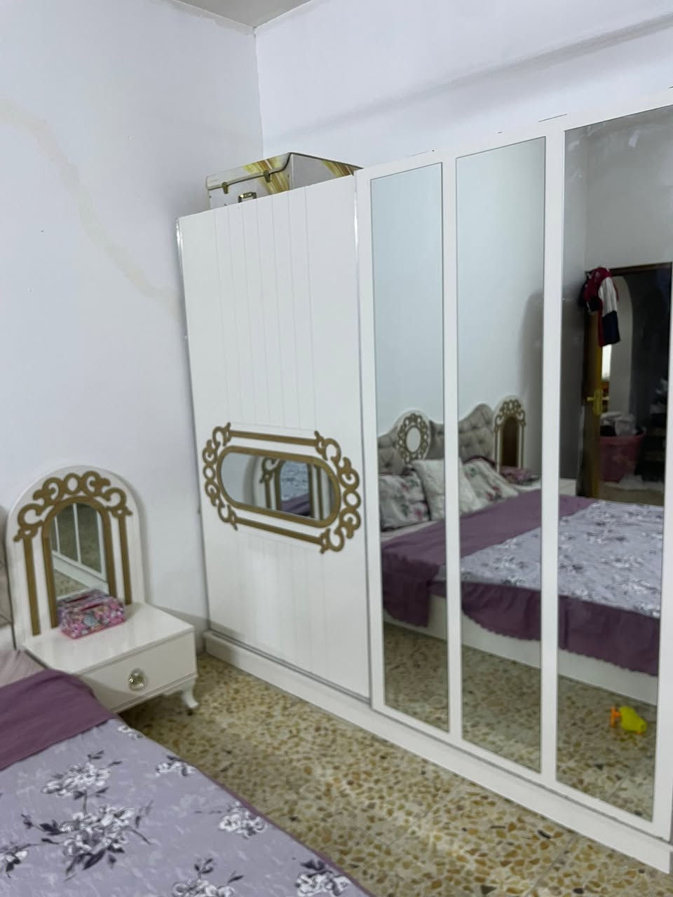 سلام عليكم غرفت نوم نظيفه خمس قطع مكان اكميره والسعر ٢٢٥ وبيه مجال حك الجه ***********

