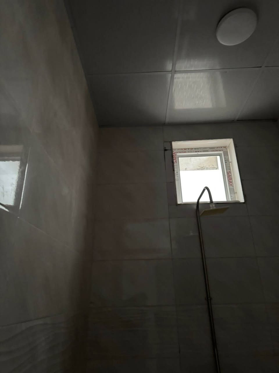 عقار بلديه كوباني  صفر للبيع  والأوراق كامله ١٠٠ م طولي  يتكون من كراج استقبال مطبخ حار وبارد وغرفة نوم صحيات شرقي وغربي كلها سيراميك سقوف ثانويه وحمايه شبابيك ماطور وكيزر وتانكي مي شارع عريض ٣٥ متر وقريب على شارع ١٥ متر 
السعر ٣٥ وبيها مجال 
لاستفسار ٠٧٧٠ ١٣٨ ٤٥٦٤ كركوك, العراق
