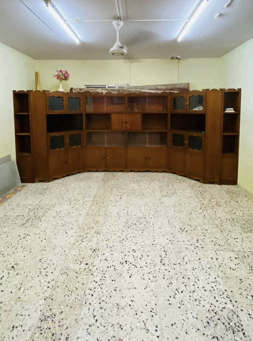 معرض للبيع شغل درجه أولى خشب صاج يصلح 

معرض للمواعين او مكتبه عملاقة 

يتكون من ٤قطع وزوايه ثنين 

ارتفاعة مترين وعرض ٤متر 

سعرة ٨٠٠الف وبي مجال 

العنوان خور الزبير :  للاستفسار ***********
