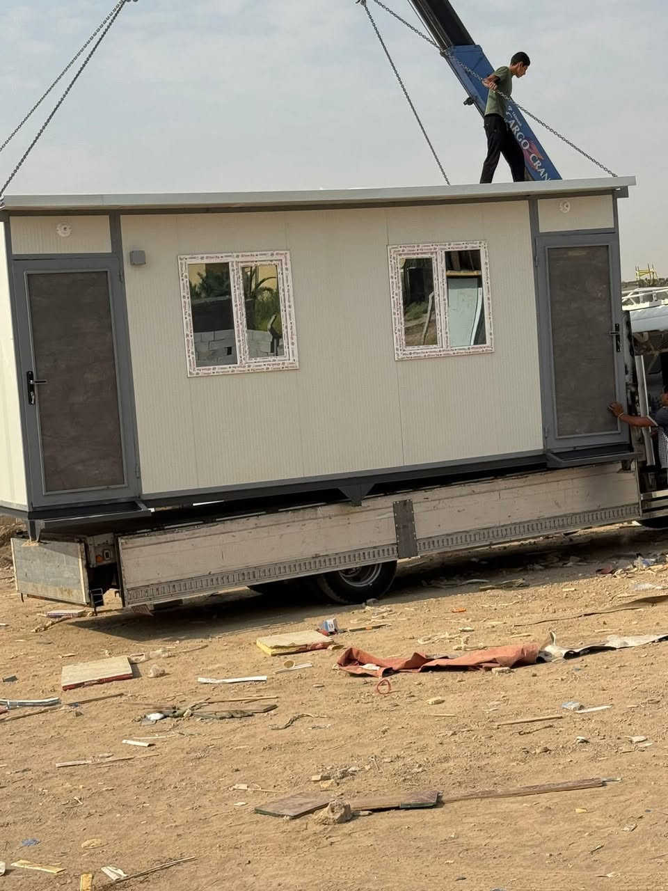 سلام عليكم كرفان قياس 6 في 3 غرفتين بابين مكان بغداد سعر 2400معأ اجو النقل داخل بغداد ***********
