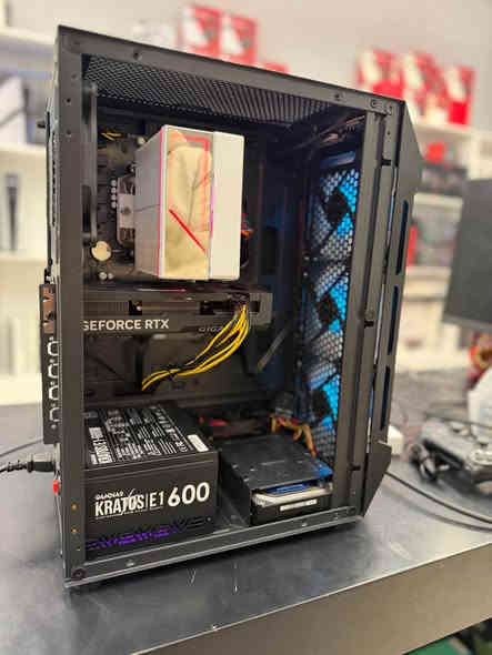 1» GPU• RTX 4060ti gigabyte 8gb
2) CPU R5 5600X
3) BORD• asrock b550
4) PSU• gamdias 600w bronze
5) RAMO 16gb 3200mhz gskill
6/ Hard• ssd 256gb - 1tb hdd
7 Cooler• amd stock cooler
8) CASEOaura 4tan rgb
کەیسیکی زۆر بەهیز و زۆر هەرزان بۆ گەیمینگ و دیزاین 
زەمانی یەک مانگ 
نرخی ٧٧٥ دۆلار
گەیاندن بۆ هەموو شوینیک هەیە 
***********
*********** أربيل
