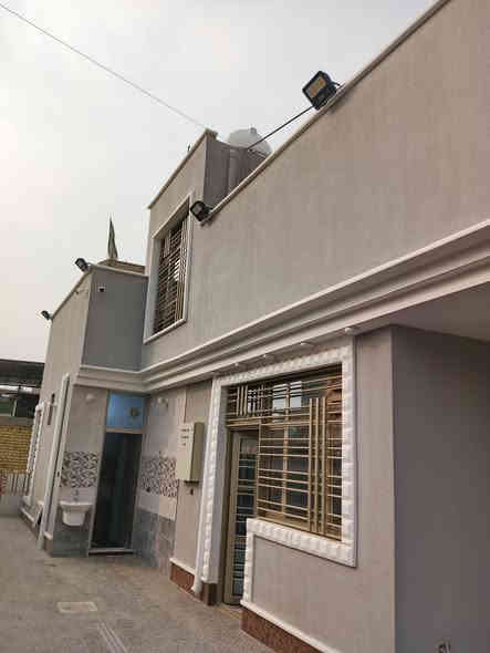 السلام عليكم الدار للبيع طابق واحد طابو ملك صرف بناء حديث 2022 ركن تحتوي على استقبال و ثلاث غرف نوم و صالة درج و مطبخ و ترك و صحيات عدد2 و سطح كبير شتايگر و أرضية المنزل مرمر تركي  تبلغ مساحة الدار 300 متر على شارعين الدار طابق واحد
موقع الدار: الزعفرانية حي السندباد قرب مدرسة نور بغداد الإبتدائية 
للاستفسار على صاحب الرقم :***********
