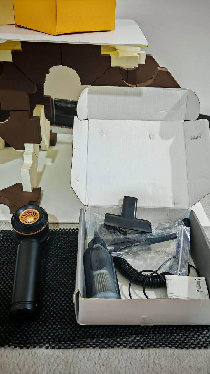 مكنسة كهربائية محمولة من ماركة Suitu طراز ST-6659Plus.
نوع المحرك: محرك بدون فرش (Brushless motor) لأداء أقوى وعمر أطول. 

المميزات: مكنسة لاسلكية وخفيفة الوزن، مناسبة للاستخدام في السيارة والمنزل. 

الوظائف: تعمل كمكنسة للشفط (Wet/Dry) ويمكن استخدامها أيضًا لنفخ الهواء. 

الطاقة: تعمل ببطارية ليثيوم قابلة لإعادة الشحن عبر USB، وتدوم ما بين 20 إلى 30 دقيقة من الاستخدام المتواصل. 
السعر 12 الف جديد شرط الشغل


**إذا كنت صاحب هذا الإعلان وتريد حذفه لأي سبب، رجاءا أرسل رسالة إلى الدعم الفني**