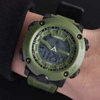 ساعه الكترونيه مميزه 😍 السعر 15 الف 🤩  إناره لد 💥  سير ربر 👍  ضد الخدش...