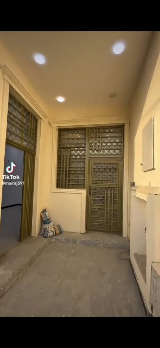 سلام عليكم بيت المساحه 120م في منطقة حجي حسن الثانيه نهايه الاربع سايدات الجمعيات قرب فله حجي حسن يتكون من استقبال وصاله ومطبخ حارباردغرفه نوم وصحيات ومناور عدد 2 وسقف صب كونكريت وبيتونه وصاله وسطح ايزوگام للإستفسار الاتصال على هذا الرقم ***********
