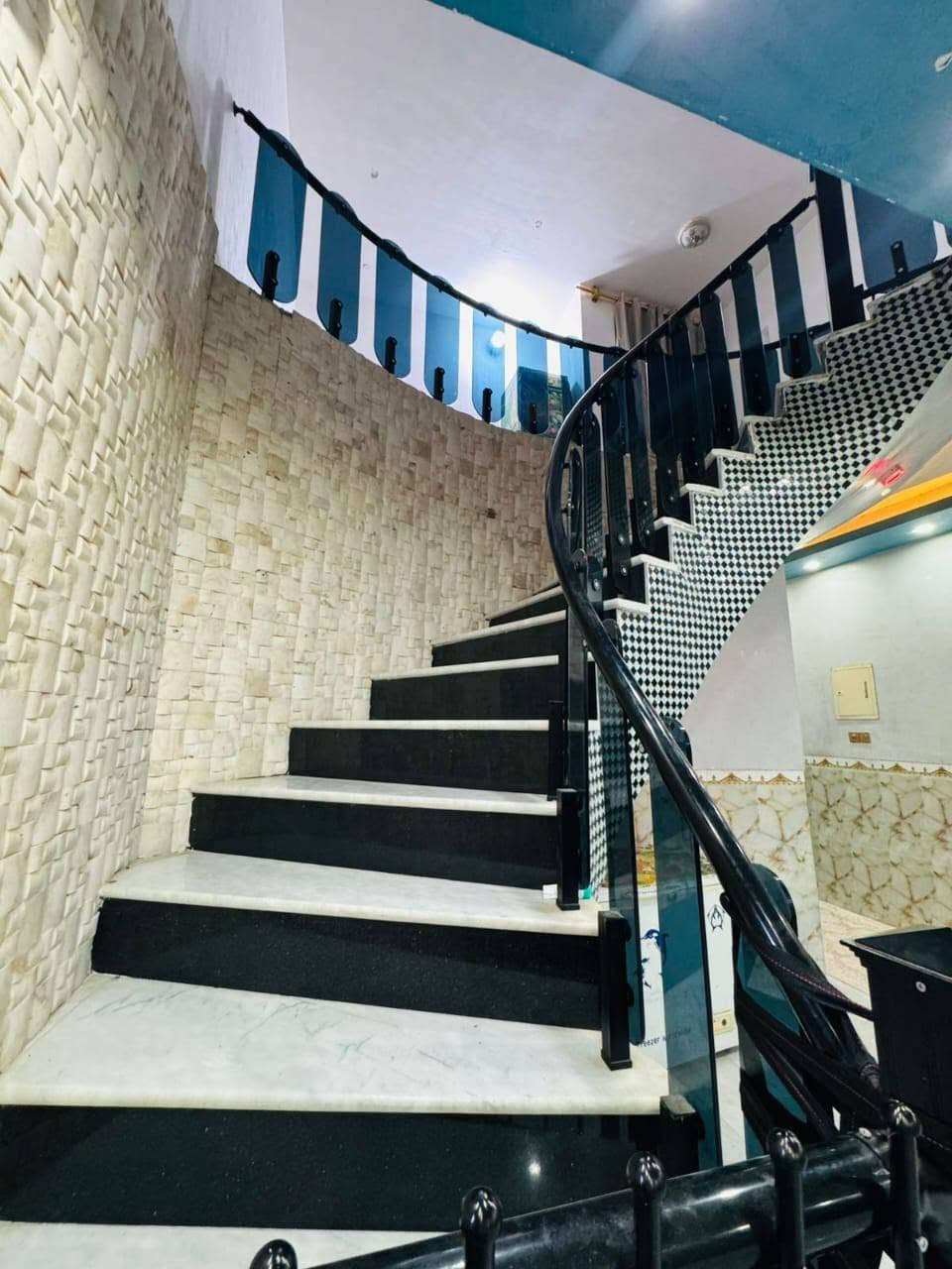 زراعي 
المساحه ٣٠٠ طابقين 
مساحه البناء ٢٢٠ م مع ٨٠ حديقة 
يحتوي على ٤غرف نوم كل طابق غرفتين مع
مطبخ مع محتوياته استقبال مع حمام شرقي وغربي. وصحيات خارجيه مع غرف نوم كامله وسبلت موثثه عدد اثنين الطابق الارضي 
 مع سبلت ٣طن بالاستقبال

سستم كامرات داير مادير البيت 
مفرك شريفه ع طريق عوفي مجاور صاله غرناطة ومعمل االمي 
البيت مامسكون
فارغ حاليا
السعر مع الاثاث ١٦٥ 
غير الاثاث ١٥٥
 البيت ركن امامه ساحه  بناؤ سنه ٢٣ جديد للاستفسار الاتصال عاى الرقم ***********
