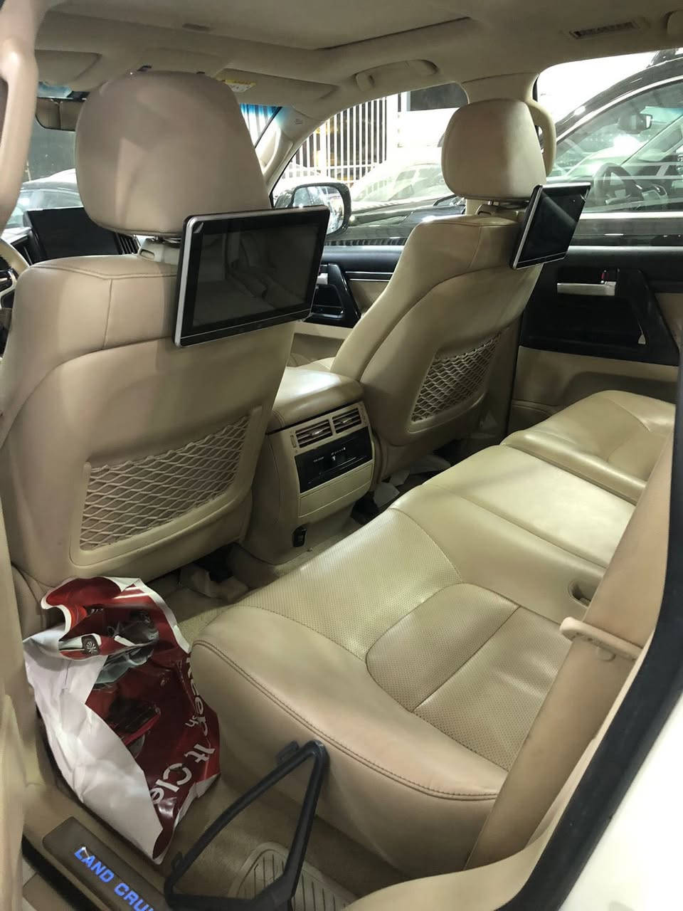 السلام عليكم لاندكروز ٢٠٢١ رقم بغداد
ماشيه ١٢٦ الف السياره مكفوله من الضربه والصبغ 
بيها بارد بل جاملغ الامامي كد شبو وبل باب خلفي بارد 
السعر ٥٣٠ ورقه وبيها مجال 
***********
