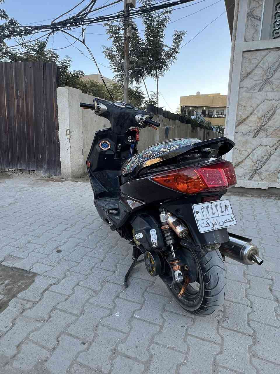 سلام عليكم سكنس فحل نوزل طلاعات مزوعه 
‏بيها 
 يدات بريك 
صدر امامي مشمشي 
صدر خلفي مشمشي 
فلنجه وتطواله وفج 
صولنصه بوري عدل ام لوزه 
ماصده عين شيطان رياضي 
كشن اربعه
وي رياضي 
كلجات امامي خلفيwf 
اشاير وجامه مشمي 
دراجه مكينه ٥٨ بلاد ممفتوحه بلاد 
شلعه ومعدل تاكل شارع كلش قويه معدلها صاروخ 
السعر 1250  وبيها مجال لطيبين مكاني صليخ رقمي *********** خاص اجاوب تعاليق مارد
