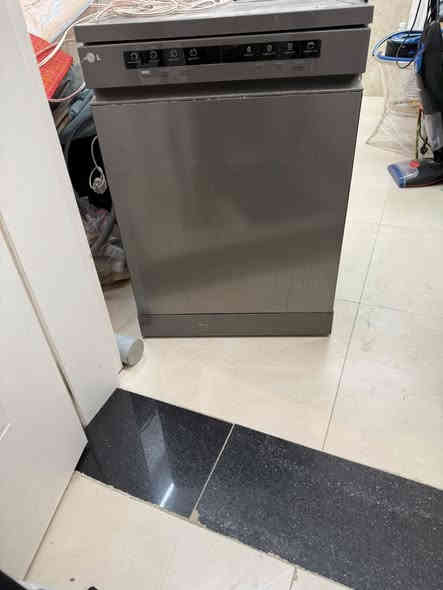 غسالة مواعين نظيفة جدا كبيره الحجم شركة lg استخدام مره واحدة فقط رقمي وات ساب ***********
