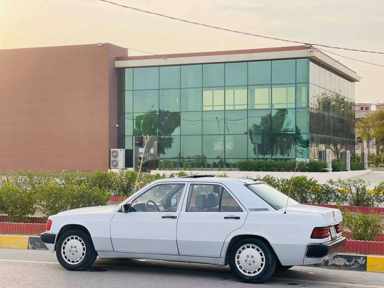مارسيدس 190 طيارين
موديل 1992 
صبغ بيها اربع قطع ابيع حزام بدون دواخل 
محرك اربعه سلندر كابريته
محرك كير اصلي 
فول مواصفات 
سلايت 
كشنات جلد 
جامات كهرب 
قفل مركزي 
سياره جاهزه ونضيفه مايعوزها مصرف 
رقم نينوى  اجنبي  السياره بأسمي شرط التحويل كابون بانزين بيها 
مكان سياره موصل ***********
