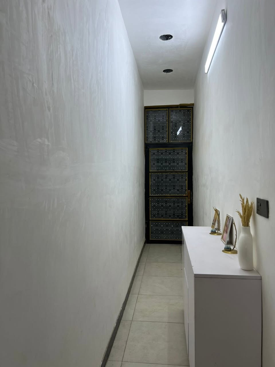 السلام عليكم
للبيع طابقين ٩٥ متر الواجهة ٤ وربع وبعدين تفتح توصل ٥ امتار من جوه 
الطابق الارضي // تواليت +استقبال + ممر+ صالة + غرفة + منور + حمام 
الطابق الاول // ٢ غرف نوم وحمام وصالة  
 البيتونة سندويج مسويها مخزن جبيرة 
نقص فقط كاشي الطابق الاول وستارة
الباقي كله درجة اولى 
العنوان/ حي الكوفة شارع الصورة فرع محطة الهدى ثاني بيت عن المحطة 
***********
— في ‏بغداد‏.
