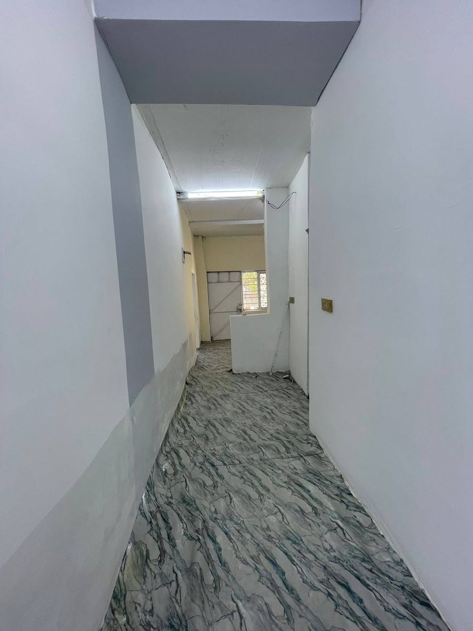 السلام عليكم بيت تجاوز مساحه ٣٠٠ متر بي غرفه واستقبال وحمام ومطبخ وكراج جبير البيت بعده مامسكون جديد الدوره مقابل قاعه بور هاوس مكان حلو السعر ٢٠ وبي مجال
***********
***********
