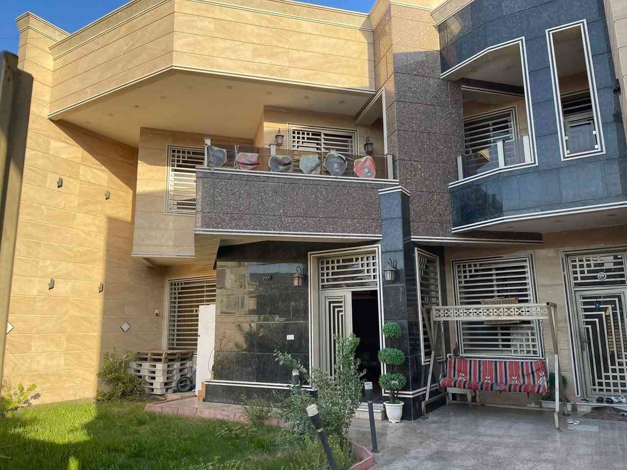 للبيع دار حديث فول طابقين بناء ٢٠٢٣ على شارع سايدين المساحه ٣٧٥ متر الواجهه ١٢،٥ والنزال ٣٠  الطابق الارضي يحتوي على كراج سعة سيارتين وحديقه كبيره واستقبال كبير ومطبخ حار بارد وهول حولي كبير وخدمات ومنور ودرج ملكي والطابق الثاني يحتوي على اربع غرف نوم كبيره وخدمات وهول حولي كبير والطابق الثالث بيتونه كبيره عملاقه الموقع ( جميله محله  ٥١٨ الشارع السايدين المقابل حسينية الحاج رحيم مجيسر المربع الذهبي هذا بجميله باحلى شارع)

للاتصال *********** او *********** شركة الخيمه للعقار السعر عالخاص راسلني لو تتصل
