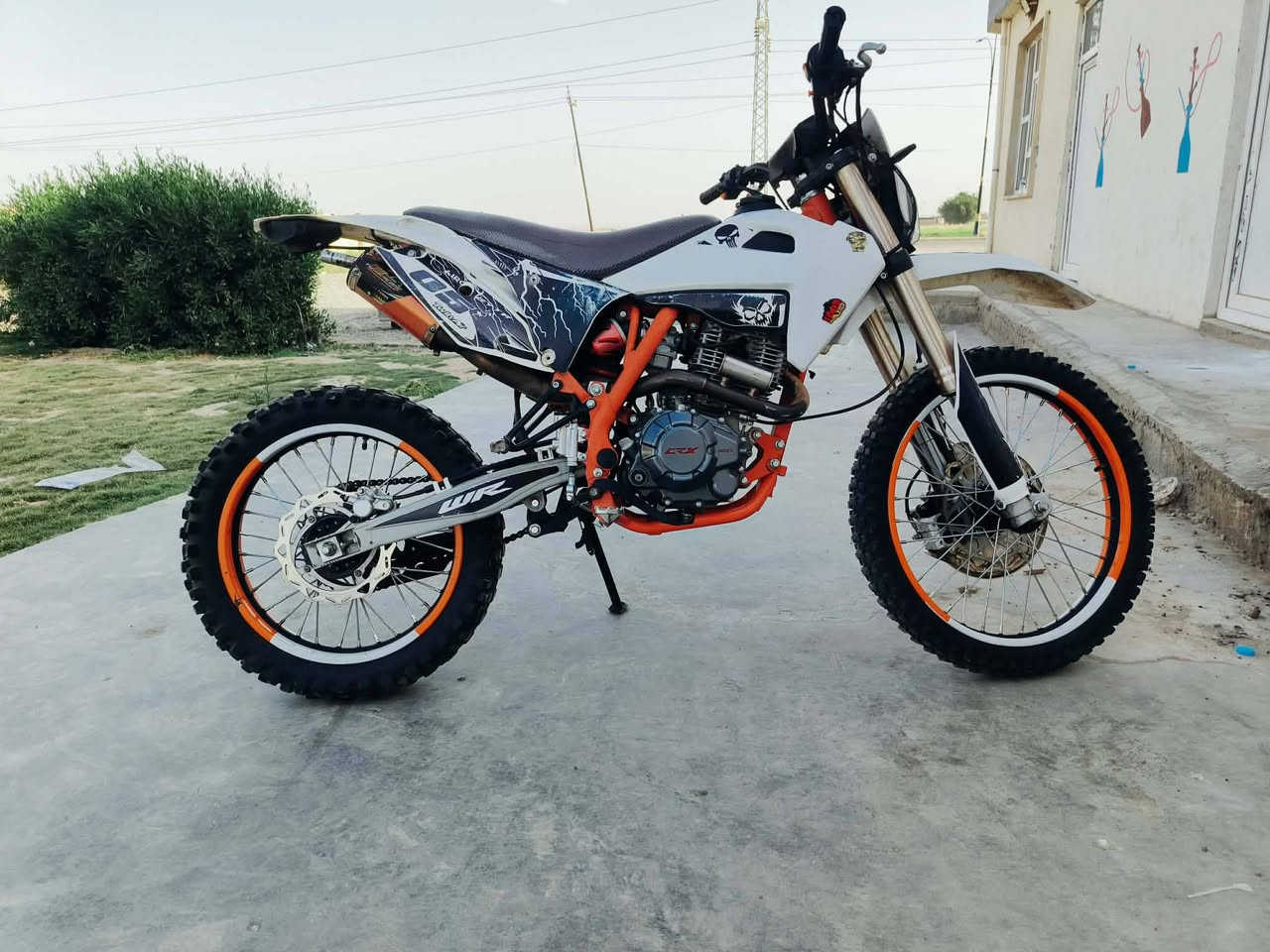 السلام عليكم @إشارة 
دراجة قفاز crx للبيع  أو مراوس بدراجة ايراني أو دايوان
محرك 300 cc 
موديل 2025 
محرك شرط ما مفتوح 
السعر 1 و 300 وبيها مجال 
***********

