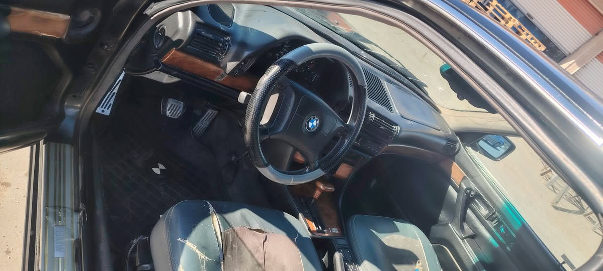 للبيع سياره بي ام دبليو ٧٣٠ سياره كير اوتوماتيك
تبريد تدفئه كامله و سياره شلعته كلش قوي و صدر امامي و خلفي جديد بدون نقص و رقم بغداد ملاحظه فقط سياره مااندل صاحبه فقط اتكفل بكل شي قانوني و عشائر او عليهه مشكله  __ سعره ٣٠ و بي مجال ***********
