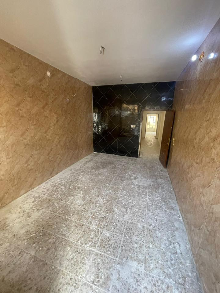 بيت للبيع ⭕️⭕️
المخابرات تقاطع الجريخي بفرع صيدلية عبق الجوري اخر فرع مساحة ٧٥م غرفه نوم واستقبال وصالة وصحيات وبيتونه وسطحين الاستفسار ***********
