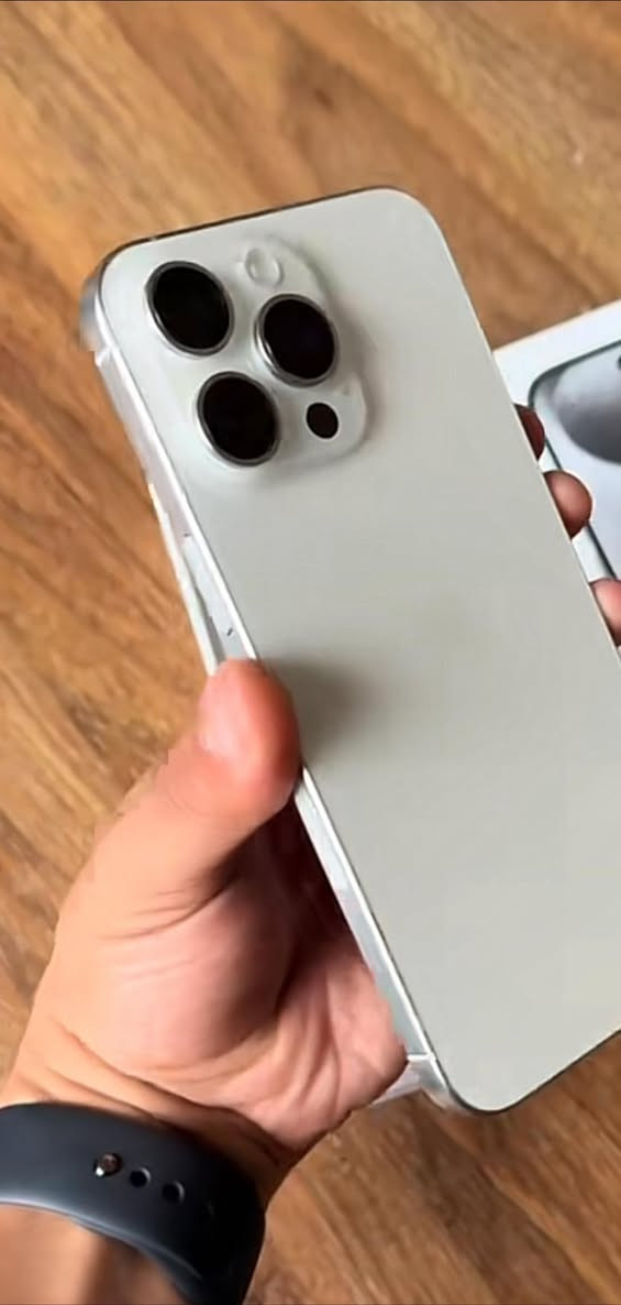 السلام عليكم أيفون 15 برو ماكس ذ 256 تفاصيل كدامكم بطاريه 88 مليون 25 وبي مجال   ***********
