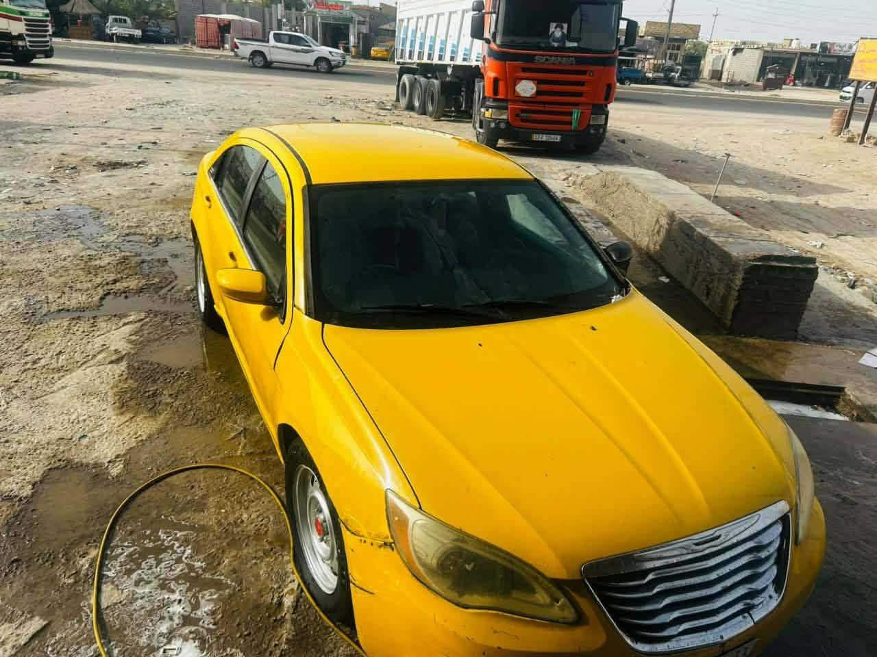 السلام عليكم سياره كرايسلر  سي200  رقم بغداد  كير ومحرك جاهزات وتبريد .وحداديه وتخم تاير مصفره غرامات هيئه ع مشتري ..(علما.  السياره بيه خربطه كهربائيات   تمشي السياره وين ماجان بيع بسعر 23 ورقه او مراس حسب القناعه  راعيه بغداد  حاضر للتحويل .. ((ملاحضه خاص ماجاوب   للستفسار ***********
