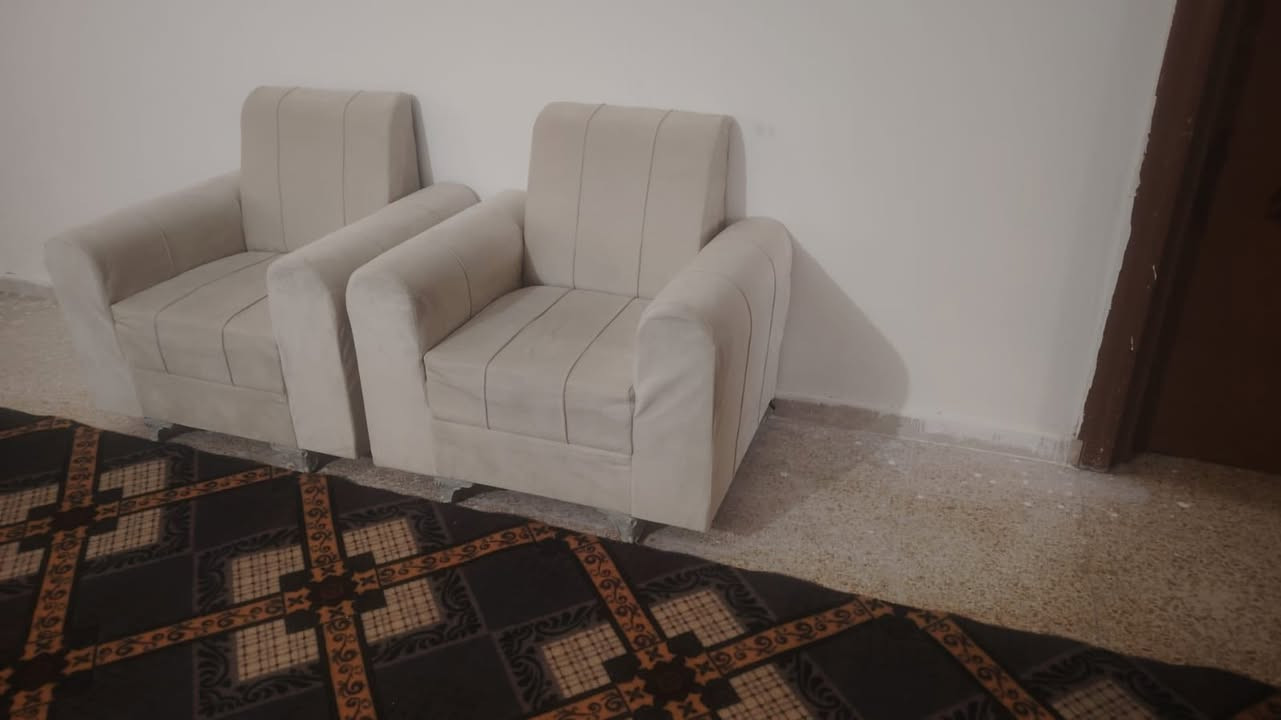 تخم قنفه وثنين كراسي بس
سعر ١٠٠ الف  المكان حله شقق عل طريق نجف


**إذا كنت صاحب هذا الإعلان وتريد حذفه لأي سبب، رجاءا أرسل رسالة إلى الدعم الفني**