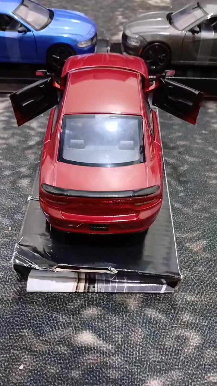 السلام عليكم مجسمات جارجر أصلية بابين ينفتحن متوفرة ثلاث ألوان أزرك وأحمر وأسمنتي سعر الوحده بـ20ألف وبيهن مجال للشراي السيارات أصلية مصنعة من قبل موتور ماكس مرخصة من قبل شركة دوج السيارات كلش حلوات بالحقيقة أيضاً الشراي مكاني محافظة البصرة قضاء شط العرب منطقة نهر حسن راسلني واتساب هذا رقمي *********** أو هنا عادي
