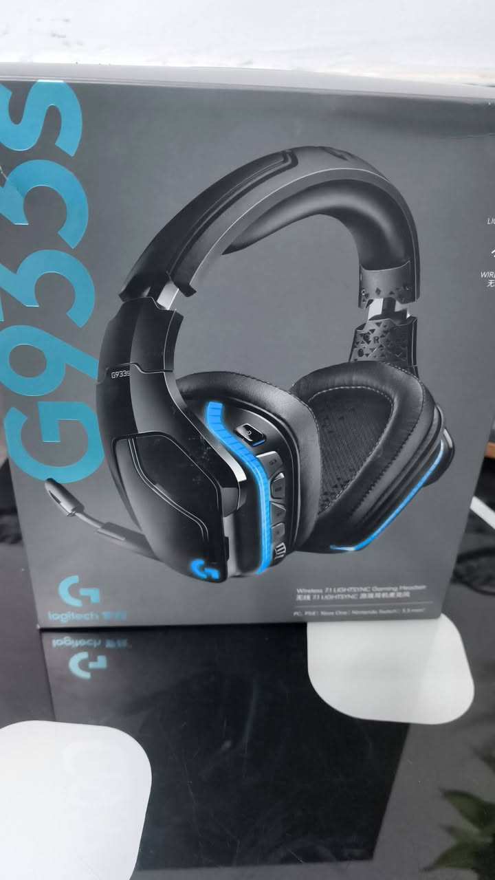 للبيع سماعة لوجيتك اللاسلكية Logitech G933s 7.1 (بحالة جيدة) حجمها حلو سعر 150 الف
السلام عليكم شباب، للبيع سماعة الكيمنك الاحترافية Logitech G933s. السماعة لاسلكية وتشتغل على (البيسي، البلايستيشن، والاكس بوكس).
النظافة: السماعة نظيفة مثل ما موضح بالصور، استخدام بسيط بس دكمة التشغيل تشكل شوية بس ماكو مشاكل بالصوت.
الملحقات: كاملة مع كارتونها، والقطعة اللاسلكية.
البطارية: بحالة ممتازة وتطول وياك بالشحن.
المميزات: صوت محيطي 7.1 عالي الدقة، مايك مدمج واضح جداً يدعم خاصية الكتم عند الرفع (Flip-to-mute)، وإضاءة RGB تكدر تتحكم بيها من برنامج لوجيتك.
السعر: 150 ألف دينار عراقي (وبيها مجال).
(متوفر توصيل).
للتواصل والاستفسار يرجى مراسلة الخاص أو على الواتساب: ***********
