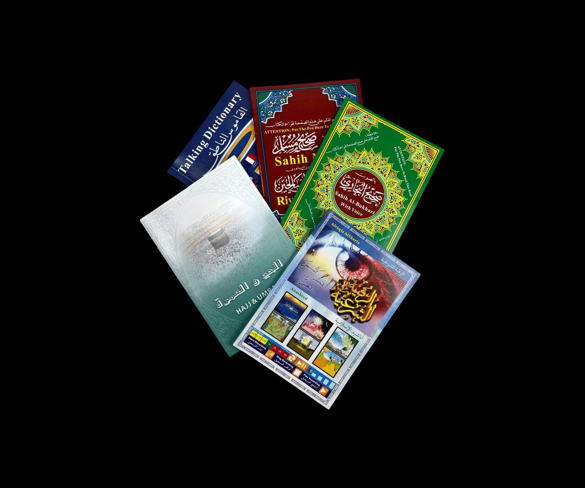 بوكس ألمنيوم فاخر – المصحف الشريف مع قلم القرآن الناطق متعدد اللغات

الاستخدامات

قراءة القرآن الكريم مع تلاوة صوتية واضحة عبر القلم الناطق.

تعلم التجويد وتصحيح التلاوة للأطفال والكبار.

الاستماع إلى الترجمة بعدة لغات.

تسجيل الصوت ومقارنة القراءة لتحسين الأداء.

الاستفادة من الأدعية، الأناشيد، وكتب إضافية مرفقة.

هدية إسلامية فاخرة للمناسبات الدينية.

المميزات

قلم ناطق ذهبي بتصميم أنيق وفاخر.

يدعم تلاوات متعددة لقرّاء مختلفين.

يدعم عدة لغات للترجمة.

خاصية تسجيل الصوت وإعادة التشغيل للمقارنة.

مكبر صوت مدمج + مدخل سماعات 3.5 ملم.

منفذ USB للشحن ونقل البيانات.

أزرار تحكم بالصوت والسرعة (رفعخفض الصوت – تسريعإبطاء).

بطارية داخلية قابلة للشحن.

يعمل بتقنية الاستشعار عبر تمرير القلم على الآية.

سماعة أذن مرفقة للاستماع الفردي.

بوكس ألمنيوم قوي للحفظ والحماية.

محتويات الصندوق

المصحف الشريف (نسخة ورقية فاخرة).

قلم القرآن الناطق.

سماعة أذن.

شاحن كهربائي برأس ثلاثي.

كيبل USB للشحن.

مجموعة كتب إضافية (مثل: صحيح البخاري، حصن المسلم، الحج والعمرة، قاموس ناطق، أناشيد تعليمية وغيرها حسب الإصدار).

حقيبةبوكس ألمنيوم فاخر للحفظ.

الملاحظات

قياس العلبة:

الطول: 28 سم

العرض: 5.5 سم

الارتفاع: 26 سم

يُشحن القلم بالكامل قبل الاستخدام لأول مرة.

المنتج مناسب للكبار والأطفال.

يُحفظ بعيداً عن الرطوبة والماء.