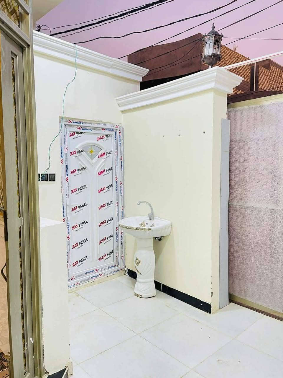 دار للبيع مساحه ١٠٠متر طـابــقـيـن 
يحتوي على ثلاث غرف نوم وثلاث حمامات وصاله وستقبال ومطبخ  سعر ١١٠ وبي مجال بسيط 
عنوان الدار النداء شارع مجمع بيتي كفه شارع ستــين العرضي شارع الدفاع المدني لاطفائيه 
الرقم ***********
***********
