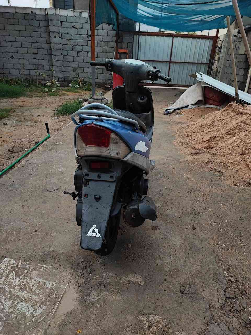 سلام عليكم دراجه ماكس منغولي بوشه 50 بلاد دراجه مفتوحه بس ولفات
قفل ستيرن 
قفل جنطه 
كهربائيات كله شغاله شلع قلع 
توني مبدل دهن محرك و اكسل (كير) 
عداد سرعه وبانزين  اشاير 
كفراته ختم واحد 
سعر 600 وبيها مجال مكاني مركز ناصريه وتساب ***********
