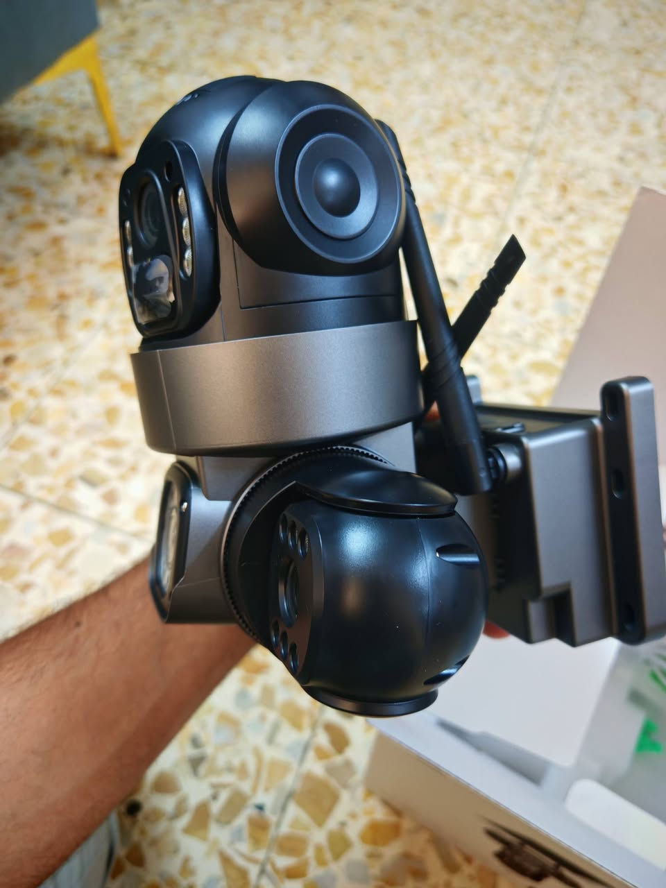 كاميرا مراقبة شمسية ذكية V380 🌞📷
تشتغل بالطاقة الشمسية وتوفر مراقبة 24 ساعة بدون الحاجة لأسلاك كهرباء. مناسبة للبيت، المحلات، المزارع والكراجات.
المميزات: • تصوير HD واضح
• 3 عدسات لتغطية أوسع
• رؤية ليلية ملونة
• تحكم من الموبايل عن بعد عبر تطبيق V380
• حركة ودوران PTZ
• كشف حركة وإنذار تلقائي
• صوت ثنائي الاتجاه (تسمع وتحچي)
• تدعم التخزين السحابي والميموري
• مقاومة للعوامل الجوية
المحتويات: ✔️ كاميرا
✔️ لوح طاقة شمسية
✔️ قاعدة تثبيت وملحقاتها
حجمها عملاق سعرها 60


**إذا كنت صاحب هذا الإعلان وتريد حذفه لأي سبب، رجاءا أرسل رسالة إلى الدعم الفني**