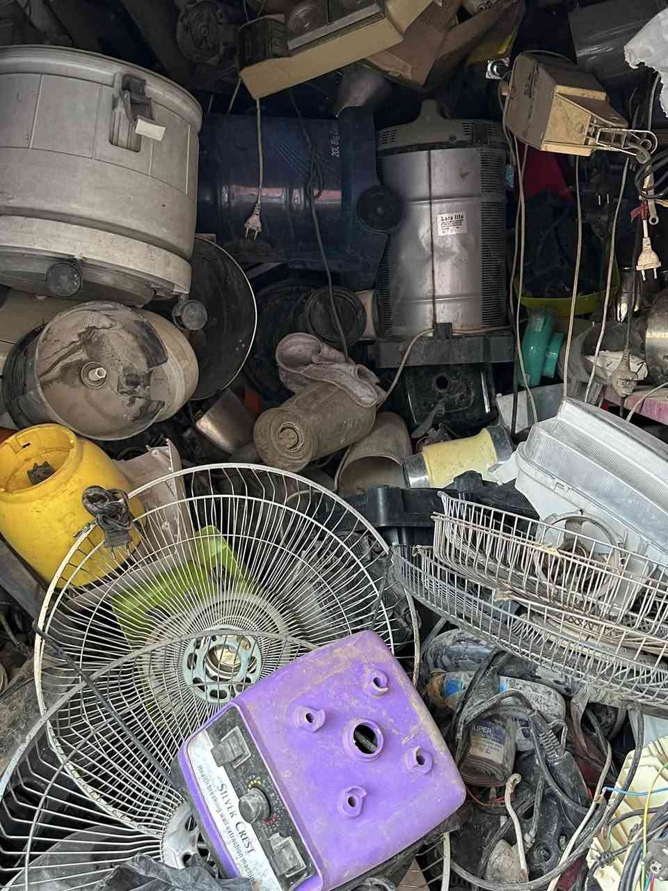 السلام عليكم اخوان غراض منزلي محل كامل اكو يشتغل واكو عطلان ابيع كوم حديد الي يفيده  يتصل وبل خدمه ***********
