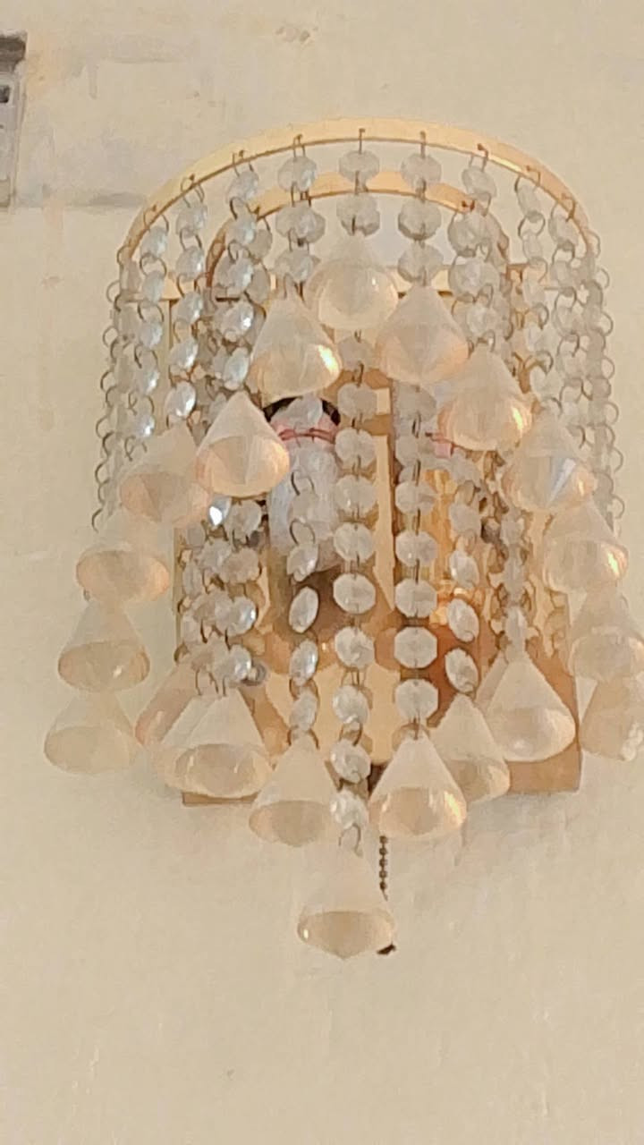 للبيع تخم ثريات سقفي عدد٢ مع براكيتات جداري عدد ٤والثريات السود سقفي عدد ٢
***********
الرئاسة شارع عشرين
