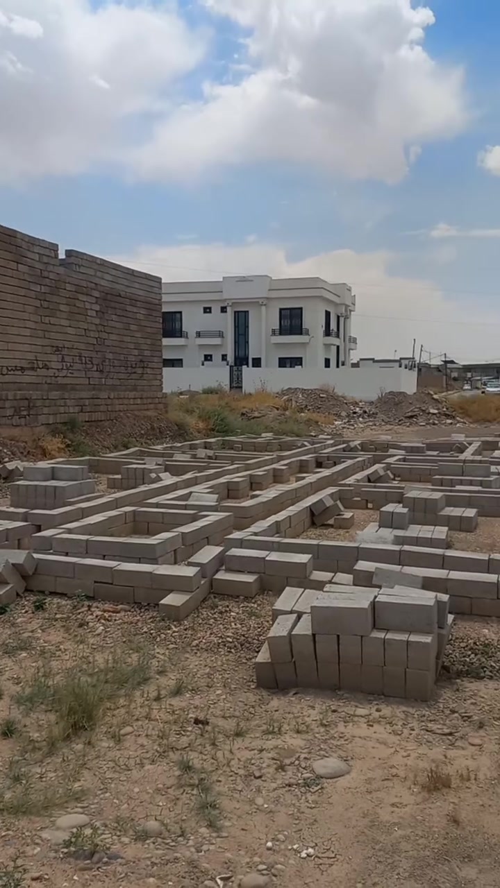 ارض للبيع سند طابو 300 متر
جيران فاروق العمر المحجوب واصلها ماء كهرباء شارع
*********** الموقع ناحية القياره
