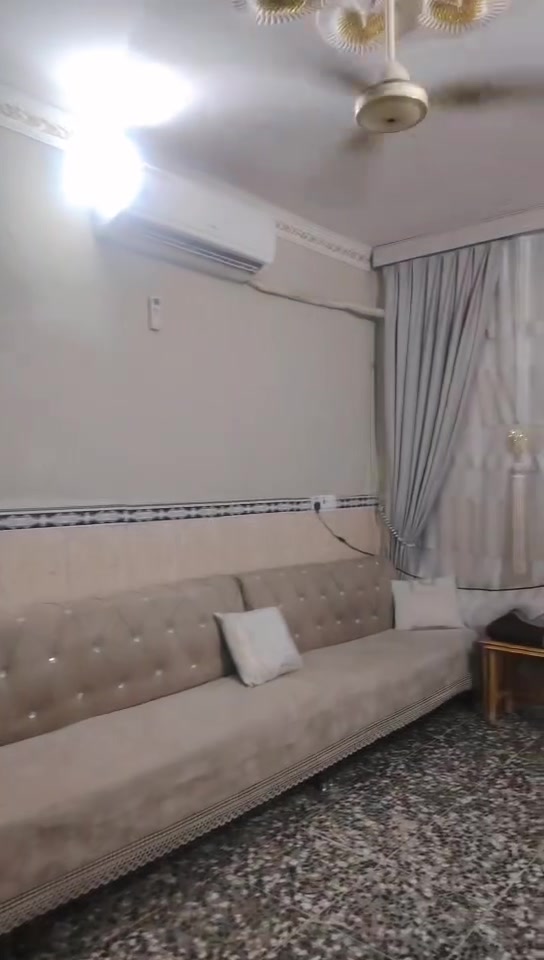 السلام عليكم 
الدار البيع مساحه 100متر نزل20واجهيه5 ماي وکهربا وشارع تبليط 
استفسار***********
